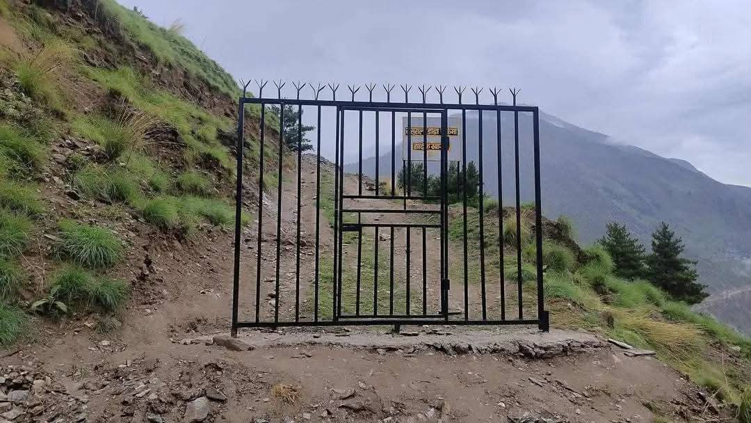 P_C_Rai's tweet image. स्थानीय सरकारद्वारा १५ लाख खर्च गरेर बनाएको मुगु जिल्ला छायानाथ रारा न.पा. मा पर्ने ससुराली डाँडा जाने गेट ।