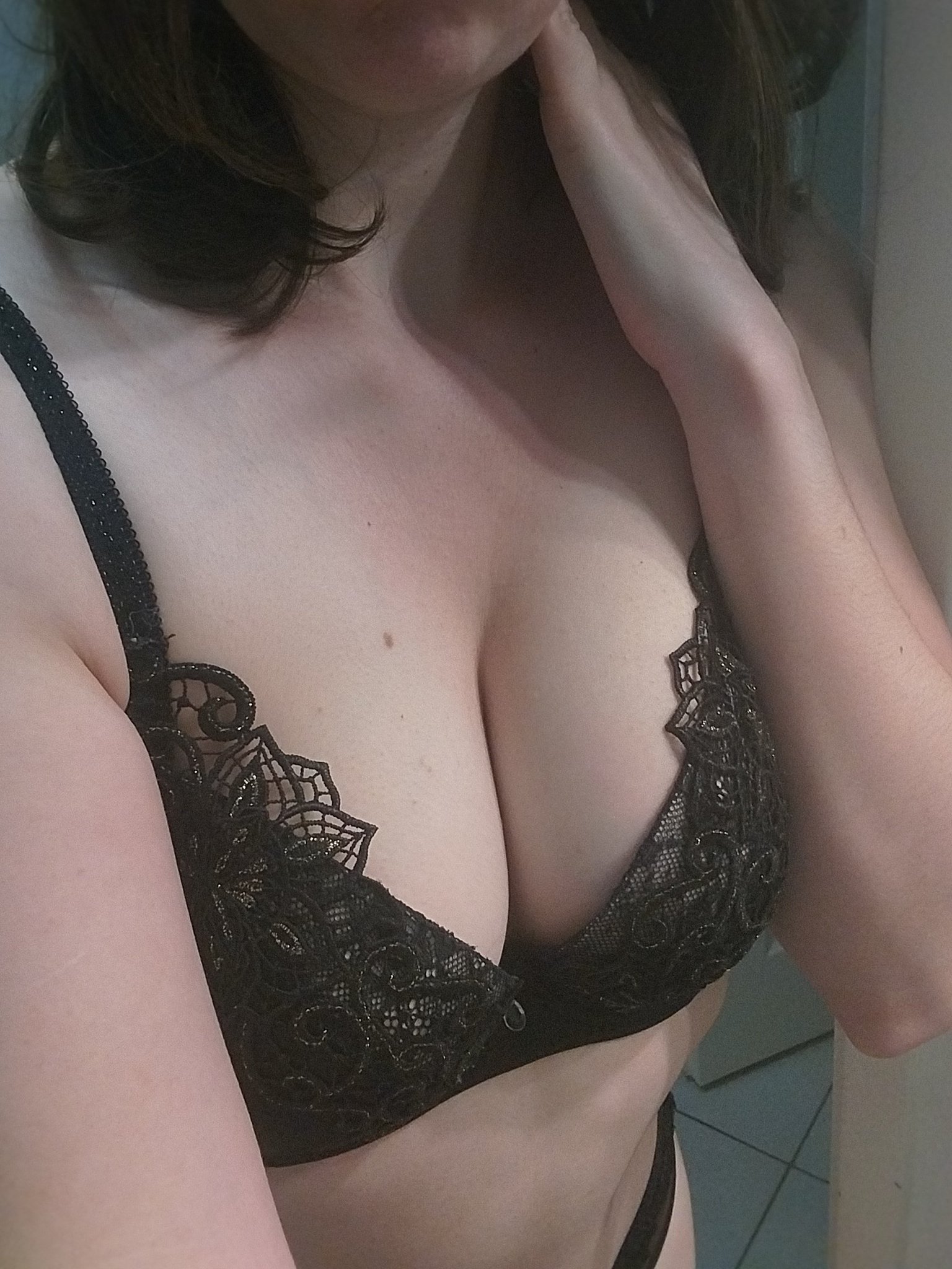 Mon soutien-gorge serre… mais pas pour longtemps 😈 Devine ce qu’il cache… ou viens l’enlever. #OnlyFans #LingerieTease #NSFW #Décolleté @OrgasmicGroup @nofacemodele @AmatriceFr @SpicyGirlsNSFW @FrancaisesSexy https://t.co/CGiW5YL103
