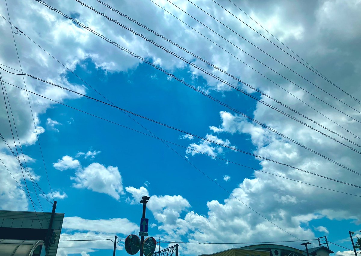 ・
誰かを想って

必死になったとしても

誰かには表面上しか伝わらず

どんな想いでみてるのかとか

誰かには全く関係なくて

それでも又人を想い続ける
・
youtu.be/AFoNOCVrTuw?si…
空蝉　　#BUCKTICK

おはようございます🐈🫧
1日踏ん張る為に前後の休みが必要
今日は休む日です🙃 

#空
#生きる