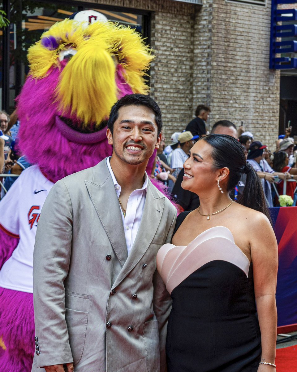 The Red Carpet suits these guys.

#GuardsBall