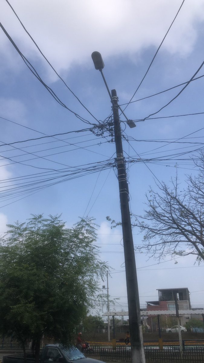GaboMonserrate's tweet photo. 🔧 Agradecemos al equipo de @CNEL_EP #LosRíos por modernizar nuestro medidor con el nuevo sistema digital y por templar el cable de potencia que representaba un riesgo para vecinos de #Babahoyo. Destacada  la labor del Ing. Pedro O., Ing. Rubén y los técnicos Javier y Gustavo. https://t.co/Mqe9zzwYGH