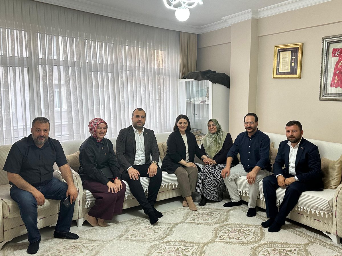 avsengulk's tweet photo. 📍 Güngören

15 Temmuz gecesi yaşananların tanığı, direnişin kahramanlarından biri de Ayhan Durmuş.

Kahraman gazimizi evinde ziyaret ettik, hem o geceyi konuştuk hem de bugünü. O gece yaşananı, ne pahasına yaşandığını asla unutmamalıyız!

Gazimize ve ailesine sağlık, huzur ve gönül rahatlığı diliyorum. 🇹🇷