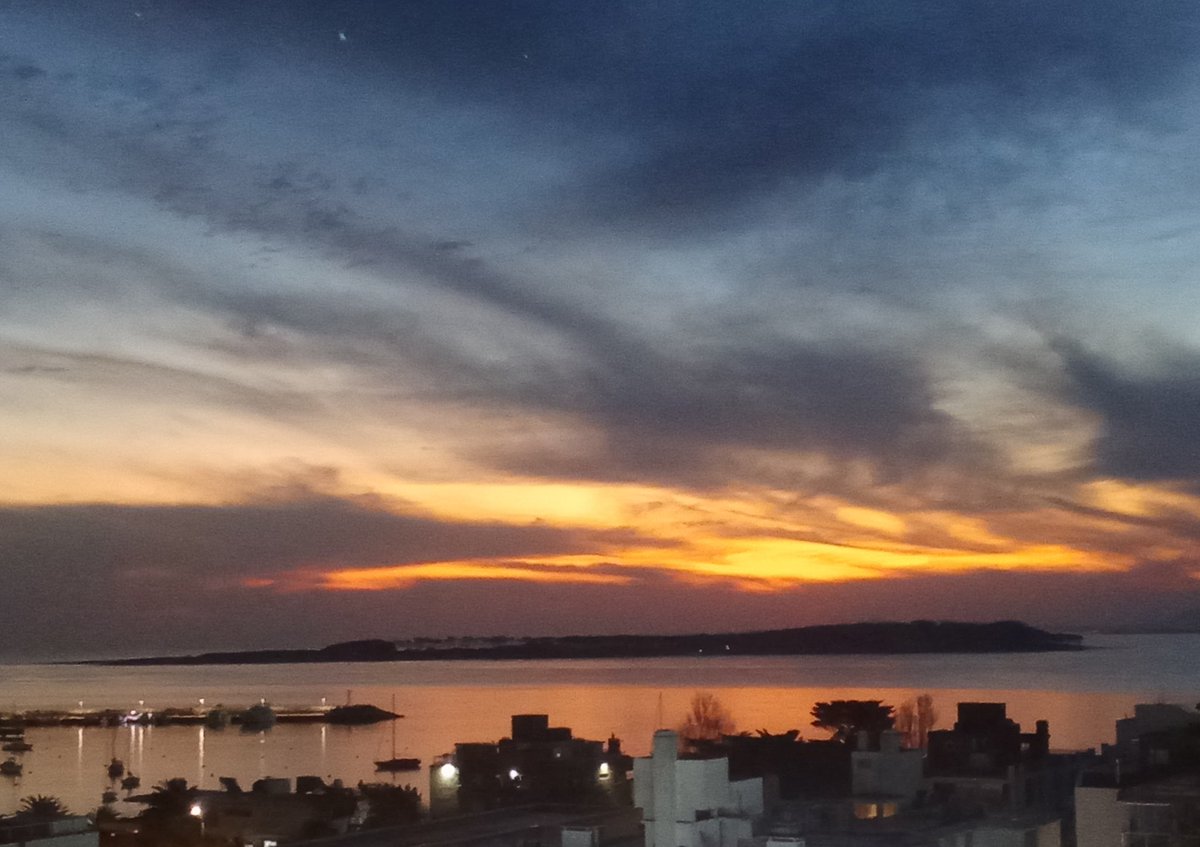 FitoSayago's tweet image. Nada de veranillo... pero lindos atardeceres. #puntadeleste #puertodepuntadeleste #islagorritti