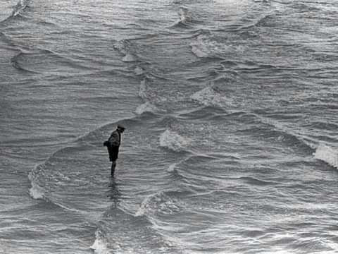literlandweb1's tweet photo. "No, no puede acabar lo que es eterno, ni puede tener fin la inmensidad".
Rosalía de Castro
📷Elliott Erwitt https://t.co/j9Gq9XXLLf