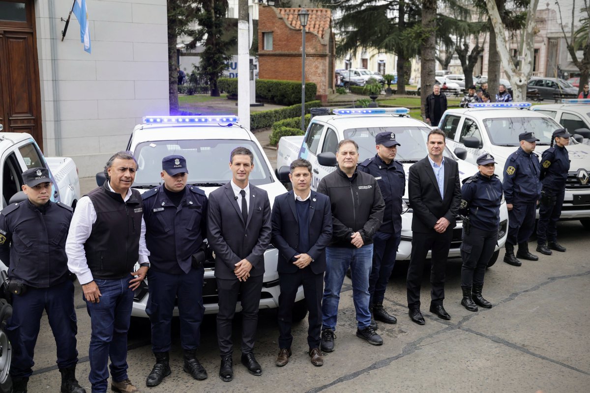 Javier Alonso (@javialonsook) on Twitter photo Seguridad y educación en San Vicente
Junto al gobernador <a href="/Kicillofok/">Axel Kicillof</a>, <a href="/AlbertoSileoni/">Alberto Sileoni</a>, <a href="/barriosromi/">Romina Barrios</a> y el intendente <a href="/nico_mantegazza/">Nicolas Mantegazza</a>, entregamos motos y móviles policiales e inauguramos la Escuela Secundaria N°14 y el Jardín de Infantes N°919.
Invertimos en prevención y Seguridad y educación en San Vicente
Junto al gobernador <a href="/Kicillofok/">Axel Kicillof</a>, <a href="/AlbertoSileoni/">Alberto Sileoni</a>, <a href="/barriosromi/">Romina Barrios</a> y el intendente <a href="/nico_mantegazza/">Nicolas Mantegazza</a>, entregamos motos y móviles policiales e inauguramos la Escuela Secundaria N°14 y el Jardín de Infantes N°919.
Invertimos en prevención y
