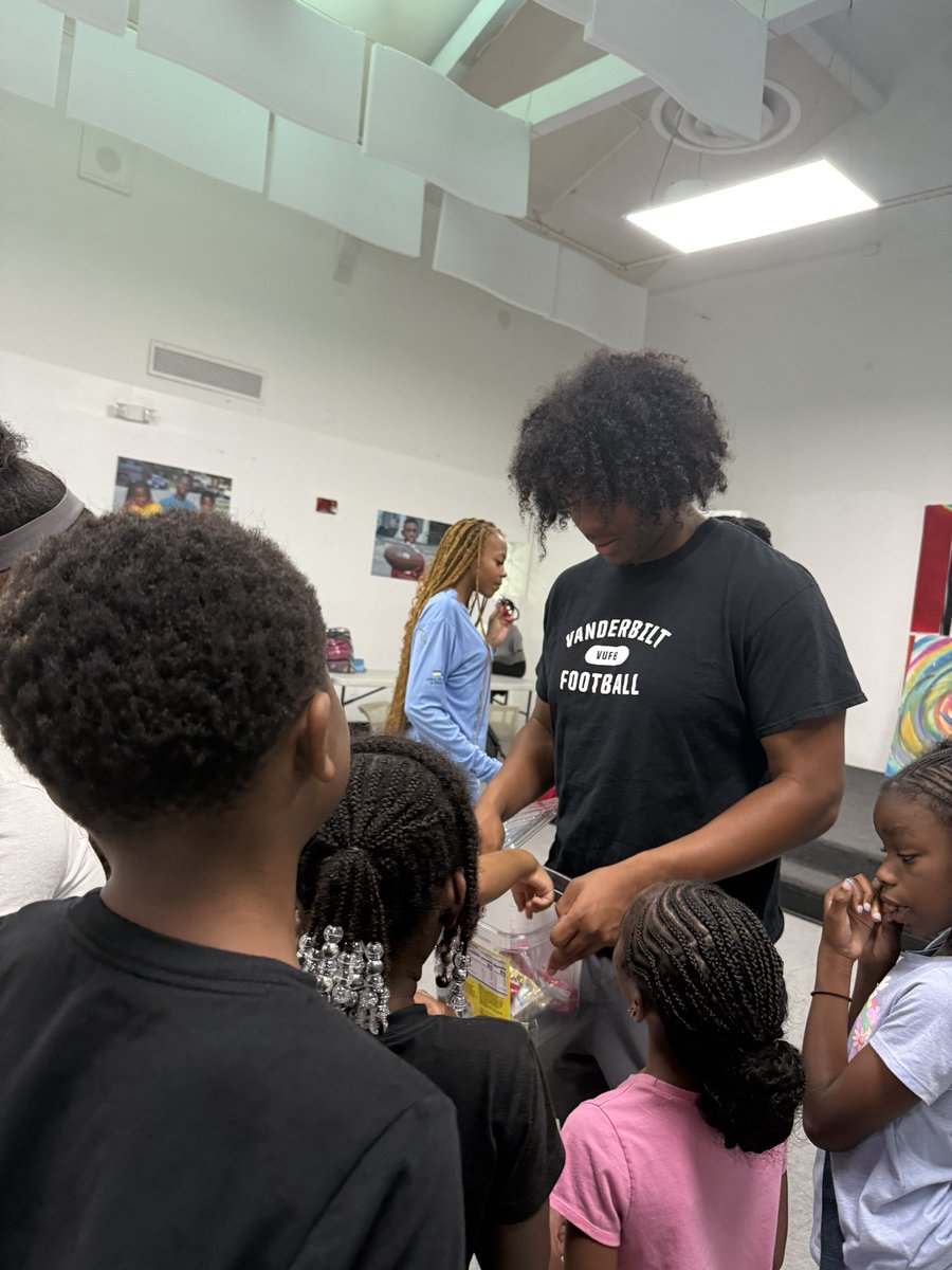 E_thompson19's tweet image. I had a great time talking and interacting with the local kids🫶🏽
