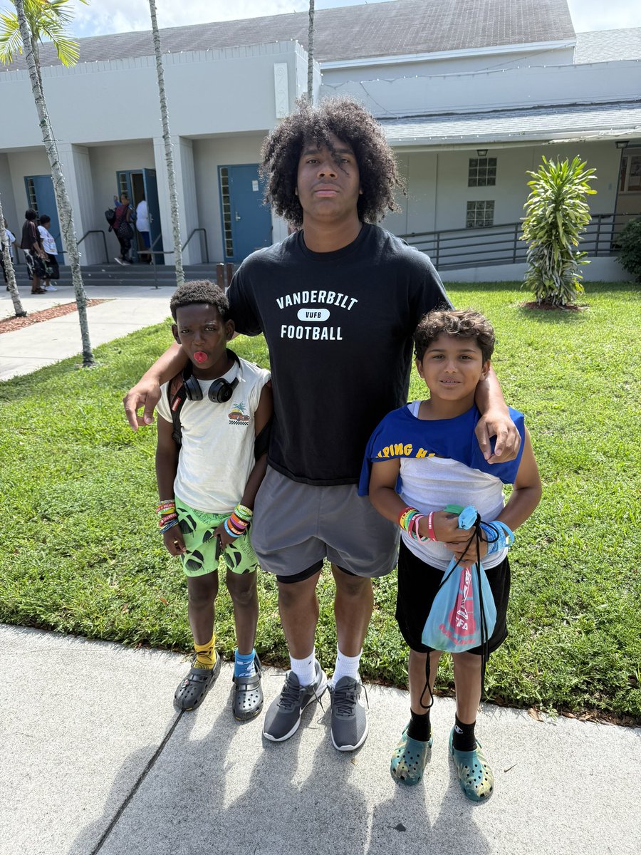 E_thompson19's tweet image. I had a great time talking and interacting with the local kids🫶🏽