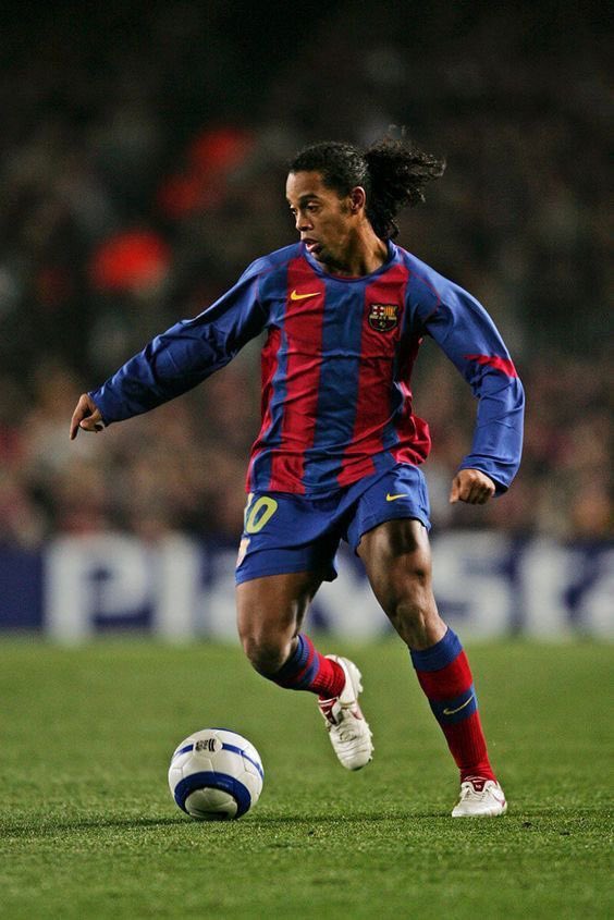 insidervjr's tweet photo. Ronaldinho Gaucho aos 24 anos:
- 4 títulos.
- 110 gols.
- 60 assistências.
- 0 indicações para a Bola de Ouro.

Vinicius Jr aos 24 anos:
- 11 títulos.
- 93 gols.
- 80 assistências.
- 3 vezes no TOP 10 da Bola de Ouro e 1 Fifa The Best.

São apenas dados. https://t.co/ktHgCKoXlT