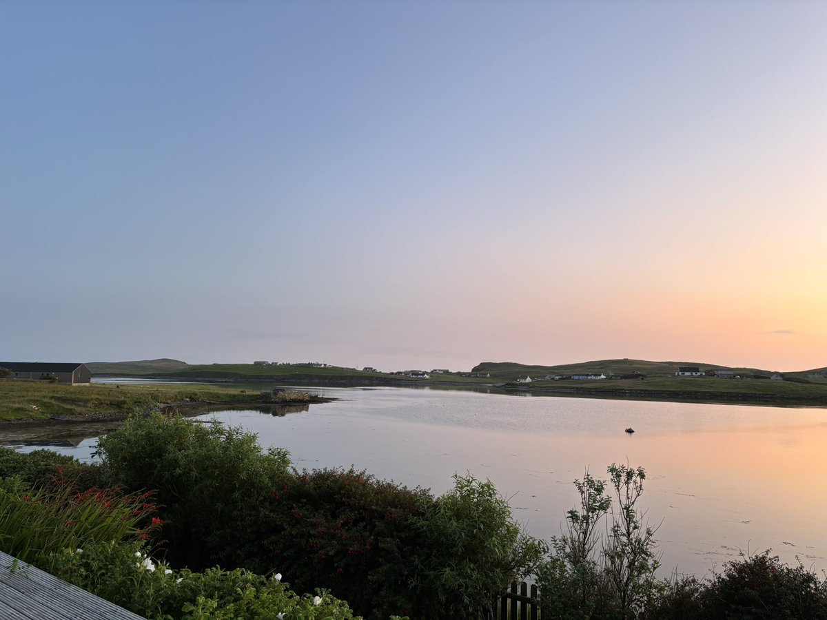 BurraBears's tweet photo. 10.30pm #shetland
#simmerdim https://t.co/4Wey3L6TsZ