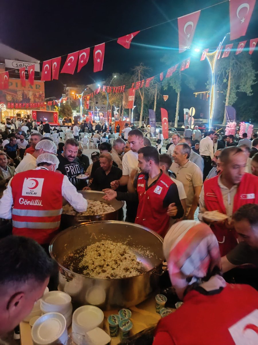 15 Temmuz Demokrasi ve Milli Birlik Günü programında, Tatvan Aşevimizde hazırlanan yemekleri personel ve gönüllerimizle birlikte alanda bulunan vatandaşlara dağıttık.