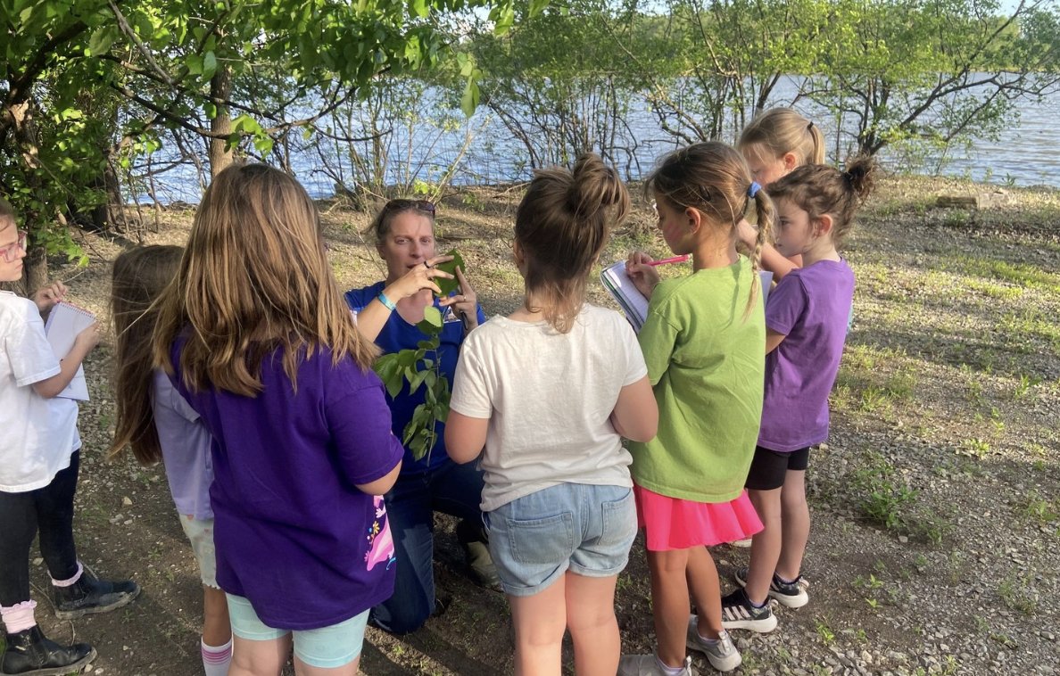 🌳 Leaf it to Girl Scouts! Troop 71758 worked with local orgs to identify native trees and install custom markers—so future nature walkers can learn more about the plants around them. It’s hands-on science with lasting impact. 🍃 #GirlScoutsGiveBack Via: gsmh