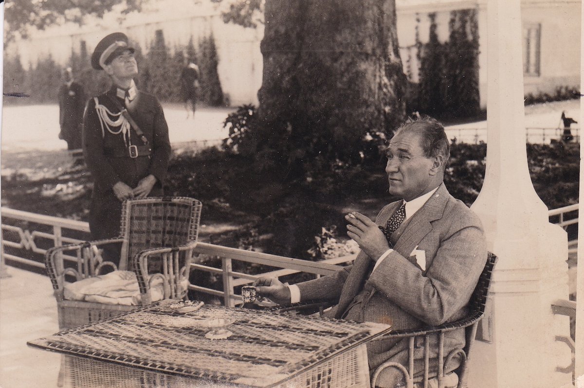Şu zarafete, şıklığa ve asalete bakar mısınız.

#TarihteBugün 📅
Reisicumhur Gazi Mustafa Kemal Paşa, Yalova Baltacı Çiftliği'nde kahve içerken. (16 Temmuz 1932)