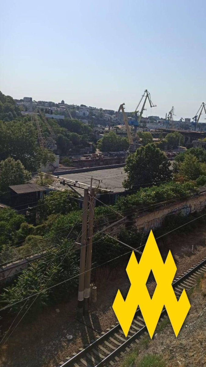 atesh_eng's tweet image. ❗️ATESH spotted damaged Russian warship in Sevastopol. Agents observed a vessel hit by a 🇺🇦 strike in Kilen Bay. Camouflage nets cover blast damage, tugs assist, water is pumped out. Hull number painted over.
📍Was at 13th shipyard during the strike.
#RussianUkrainianWar