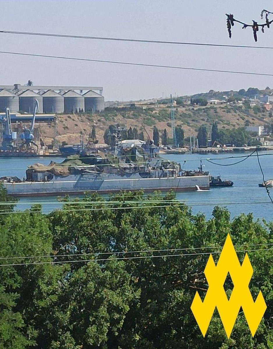 atesh_eng's tweet image. ❗️ATESH spotted damaged Russian warship in Sevastopol. Agents observed a vessel hit by a 🇺🇦 strike in Kilen Bay. Camouflage nets cover blast damage, tugs assist, water is pumped out. Hull number painted over.
📍Was at 13th shipyard during the strike.
#RussianUkrainianWar