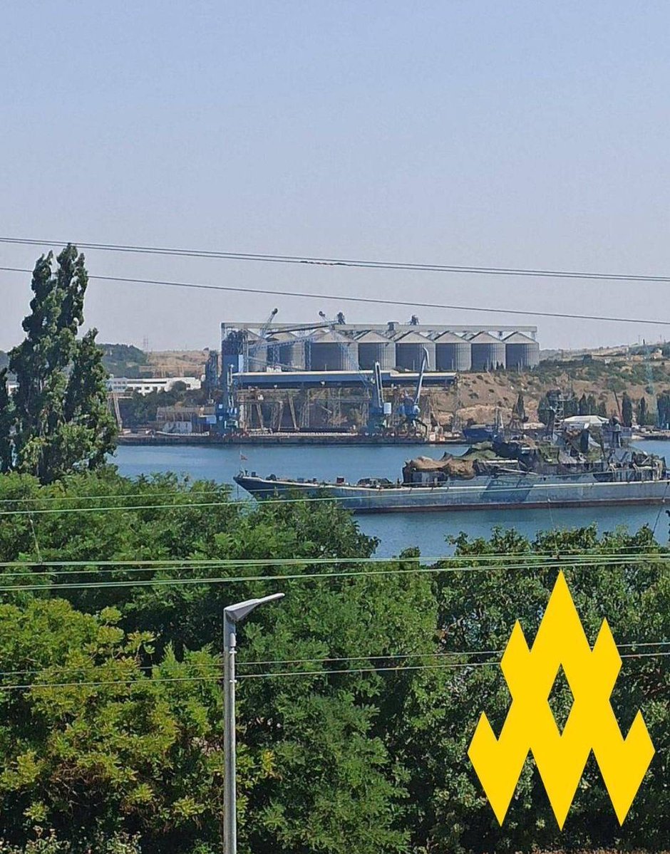 atesh_eng's tweet image. ❗️ATESH spotted damaged Russian warship in Sevastopol. Agents observed a vessel hit by a 🇺🇦 strike in Kilen Bay. Camouflage nets cover blast damage, tugs assist, water is pumped out. Hull number painted over.
📍Was at 13th shipyard during the strike.
#RussianUkrainianWar
