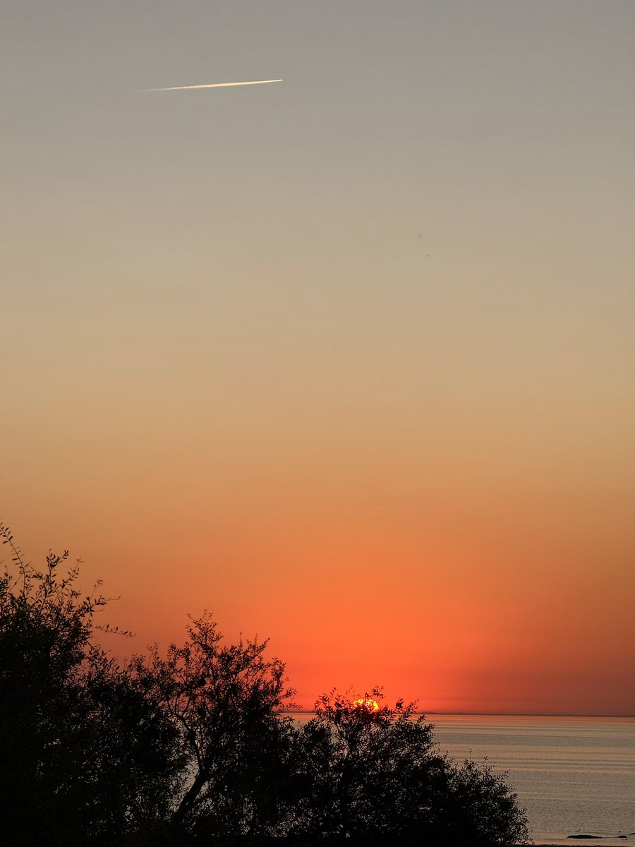 acisterna's tweet photo. Es increíble que teniendo un lugar en Córdoba con este atardecer no sea una potencia turística #Miramar #Ansenuza https://t.co/Widow497FO