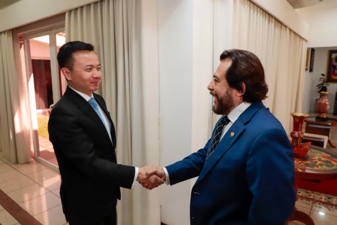 Diario El Salvador Sección Política (@de_politica_es) on Twitter photo #DePaís | El vicepresidente <a href="/fulloa51/">Félix Ulloa</a> sostuvo un encuentro con el director General de América Latina y el Caribe del Ministerio de Relaciones Exteriores de la República Popular China, Zhang Run, como parte del fortalecimiento de la relación de amistad y cooperación bilateral. #DePaís | El vicepresidente <a href="/fulloa51/">Félix Ulloa</a> sostuvo un encuentro con el director General de América Latina y el Caribe del Ministerio de Relaciones Exteriores de la República Popular China, Zhang Run, como parte del fortalecimiento de la relación de amistad y cooperación bilateral.