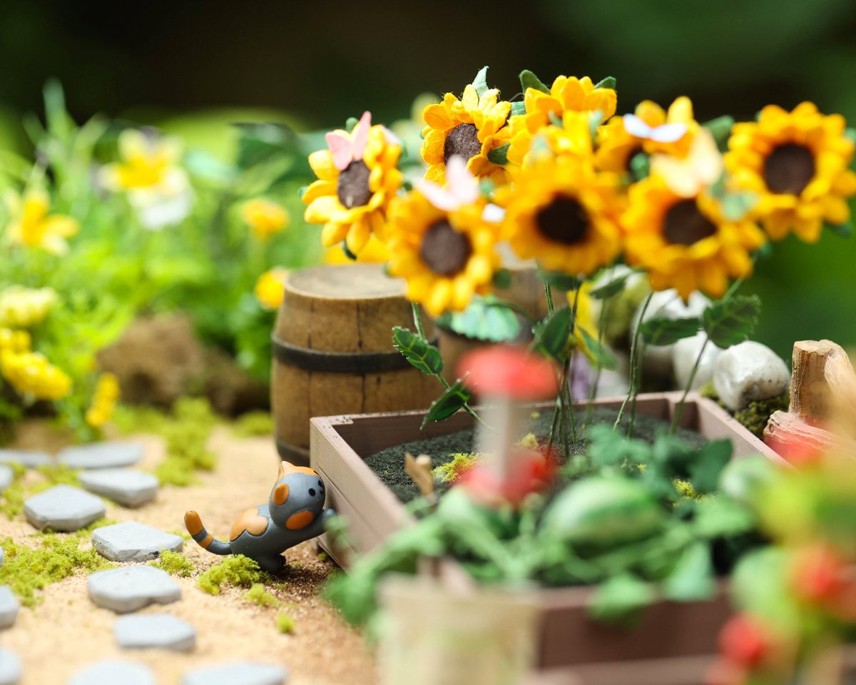 CaptDangerous64's tweet image. I realized I never posted the detail photos of my miniature garden set I made π
Iβm pretty proud of this oneβ¨ I added a lot of personal details from my in real life garden and my garden from when I was a kid. I hope you enjoy! π₯° #Dollhouse #CozyVibes