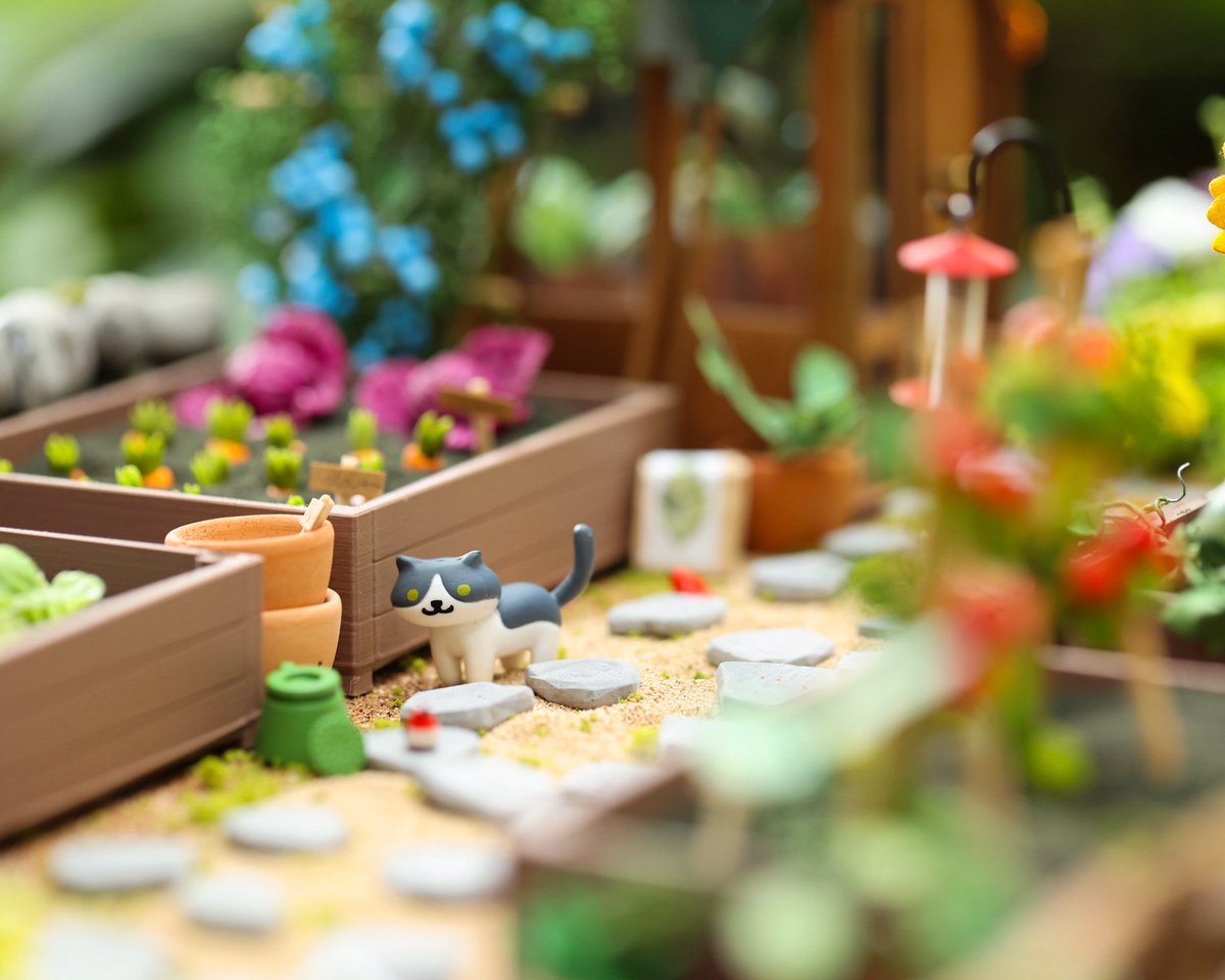 CaptDangerous64's tweet image. I realized I never posted the detail photos of my miniature garden set I made π
Iβm pretty proud of this oneβ¨ I added a lot of personal details from my in real life garden and my garden from when I was a kid. I hope you enjoy! π₯° #Dollhouse #CozyVibes