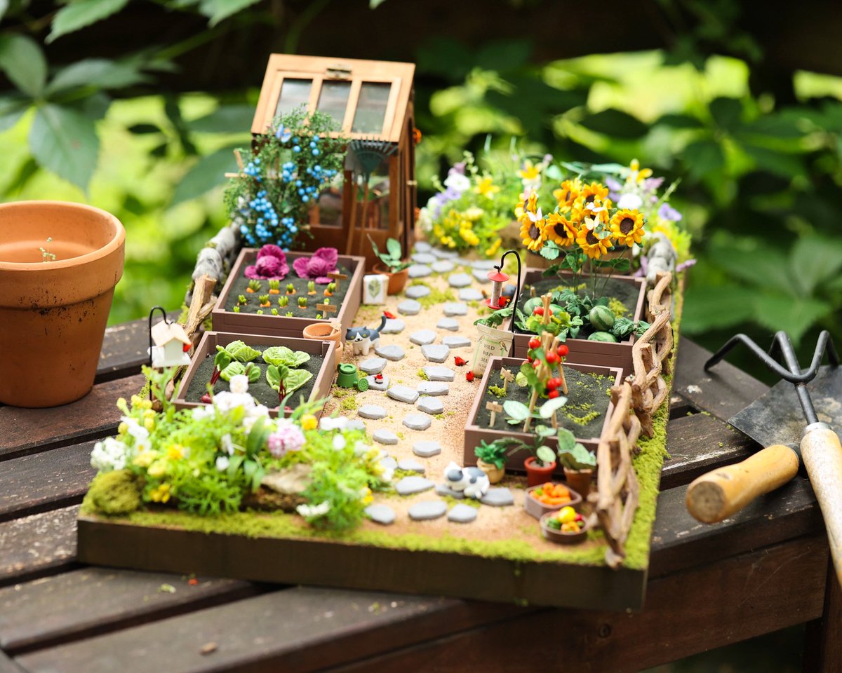 CaptDangerous64's tweet image. I realized I never posted the detail photos of my miniature garden set I made π
Iβm pretty proud of this oneβ¨ I added a lot of personal details from my in real life garden and my garden from when I was a kid. I hope you enjoy! π₯° #Dollhouse #CozyVibes