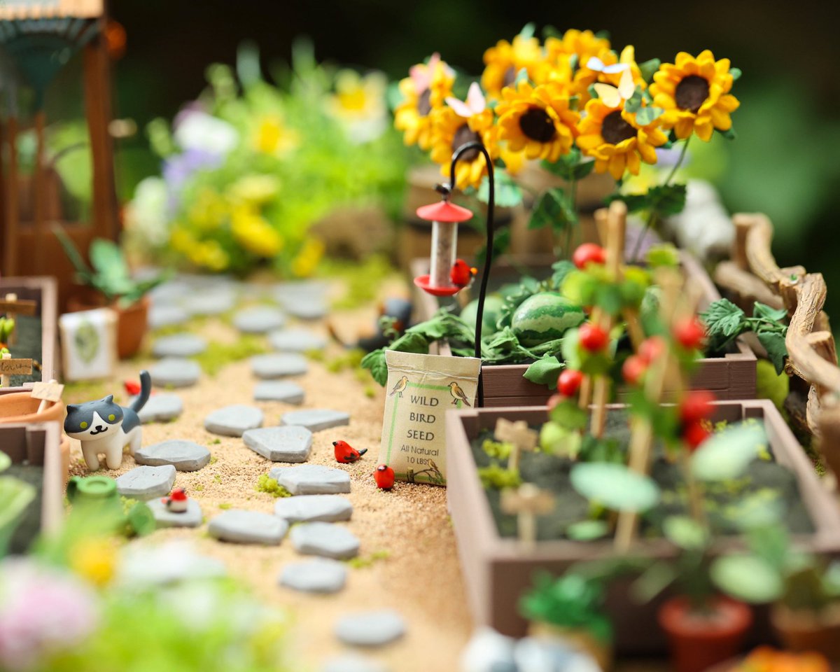 CaptDangerous64's tweet image. I realized I never posted the detail photos of my miniature garden set I made π
Iβm pretty proud of this oneβ¨ I added a lot of personal details from my in real life garden and my garden from when I was a kid. I hope you enjoy! π₯° #Dollhouse #CozyVibes
