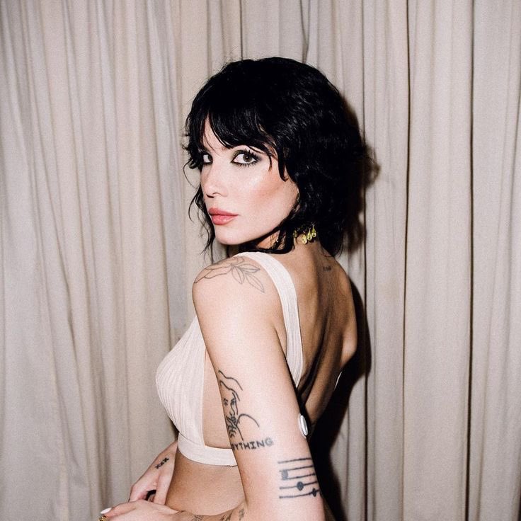 halseylnation's tweet image. Halsey is rumored to be invited to Selena Gomez’s wedding.
cr: @SGchartupdate