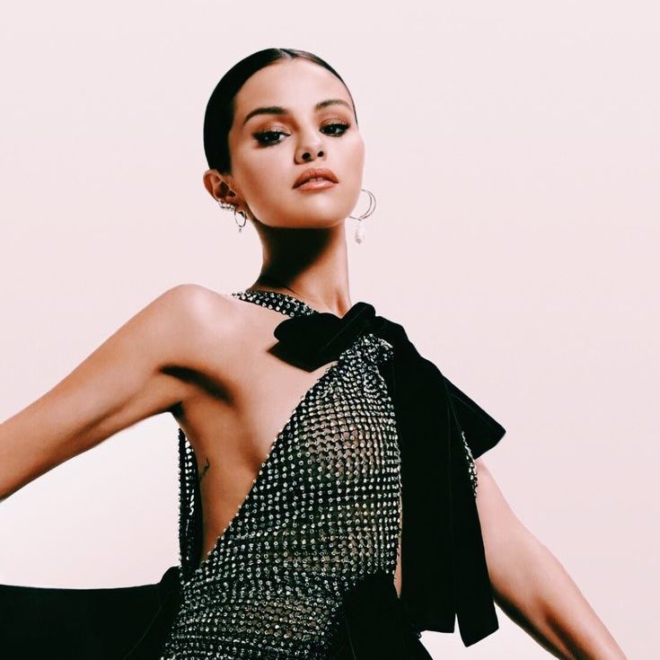 halseylnation's tweet image. Halsey is rumored to be invited to Selena Gomez’s wedding.
cr: @SGchartupdate