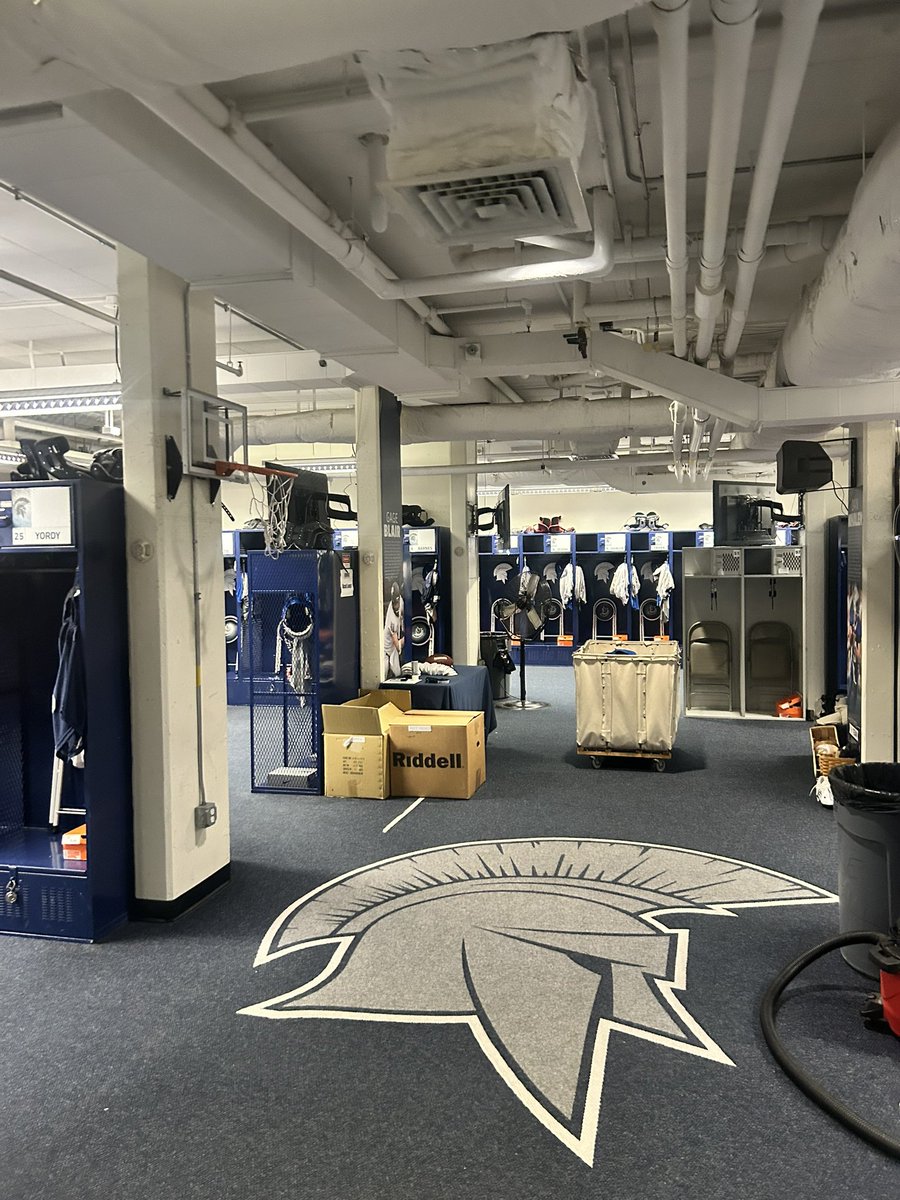 ridgetaylorfb's tweet image. Really enjoyed my visit today at @CWRUFootball! The football field was one of the coolest I've seen and the school itself was awesome.
Thank you to @Coach_LTech for showing me around and talking some ball with me. Excited to be back for a game!
Blessed to leave with an offer!…