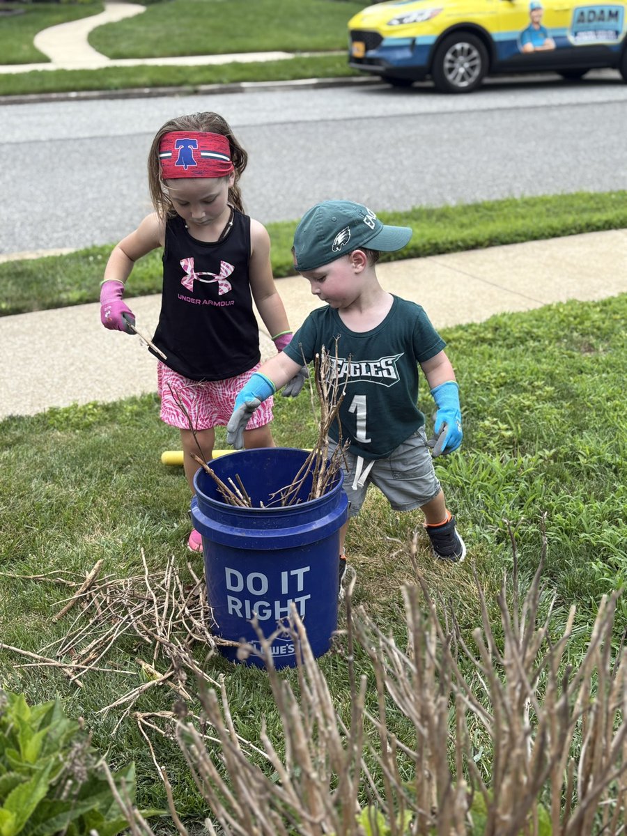 ChrismansClass's tweet image. Helping mom and dad with yard work while auntie relaxes #auntielife