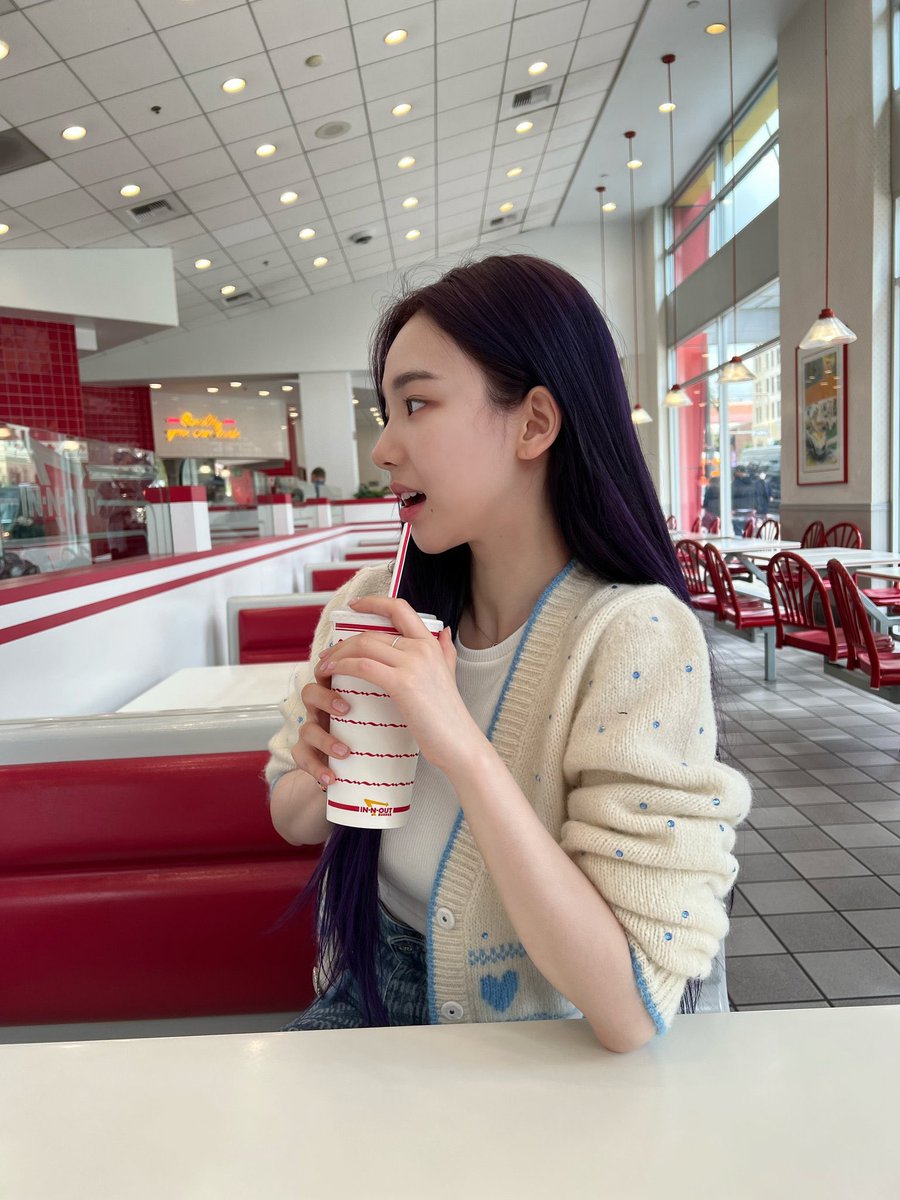 hourly karina tweet media