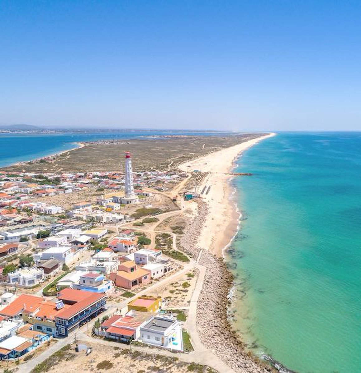 Então vejamos…
Destruir barracas ilegais em Loures, feitas em terrenos ocupados à força e sem qualquer licença? Um atentado aos direitos humanos! Racismo! Xenofobia!
Agora, destruir casas na Ilha do Farol, construídas por famílias portuguesas há décadas? Isso já é "defesa do
