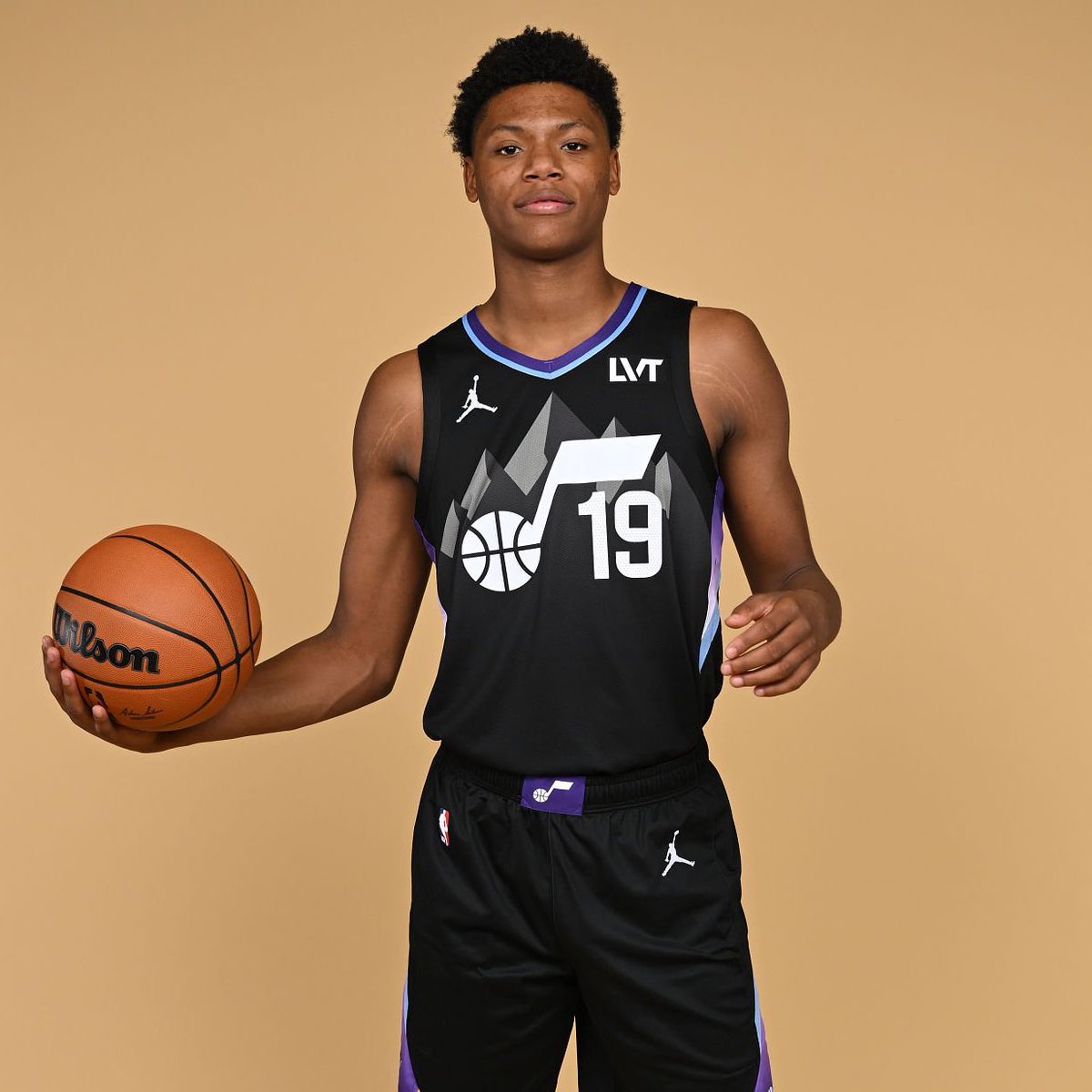KatoParinaSLC's tweet image. Ace Bailey rocking #19 in the NBA Rookie Photoshoot 📸