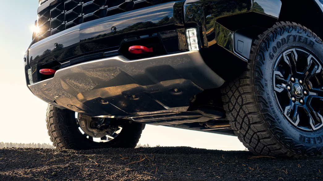 Silverado 1500 ZR2: Off-road features at a glance—

🏋️ 2-inch factory lift 
🛞 Multimatic DSSV™ dampers 
🚧 33.5° approach angle 
🔒 Front &amp; rear locking differentials
🛡️ Underbody aluminum skid plates