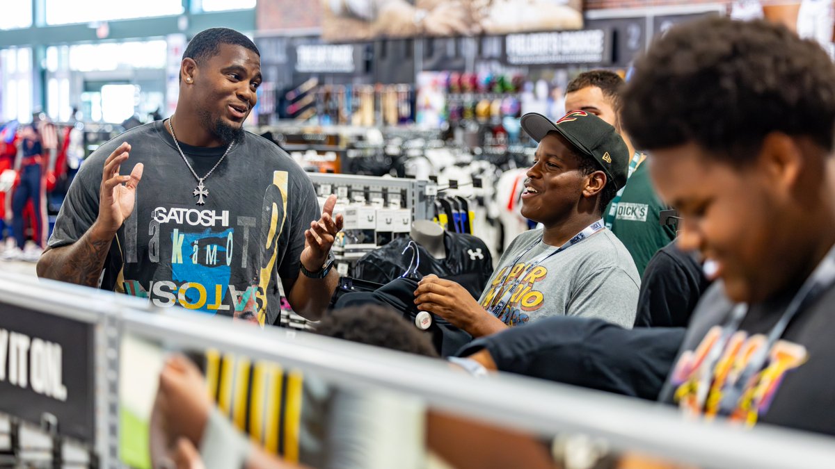 📸: A week before he is set to report to his first-ever NFL Training Camp with the <a href="/Saints/">New Orleans Saints</a>, Summer Creek HS alum <a href="/Kelvinbanksjr12/">Kelvin Banks Jr🎸</a> teamed up with Dicks Sporting Goods and spent time back in his community helping 10 random <a href="/HumbleISD_SCHS/">Summer Creek High</a> students shop during a surprise back to