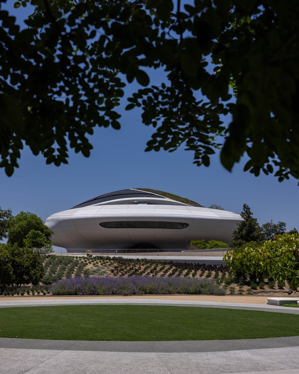 New photos reveal the MAD Architects-designed Lucas Museum of Narrative Art in LA’s Exposition Park is nearing completion. Set to open in 2026, the sculptural form floats above an 11-acre landscape by Studio-MLA. 📸 LA Times (Chun Myung &amp; Jason Armond)

archinect.com/news/article/1…