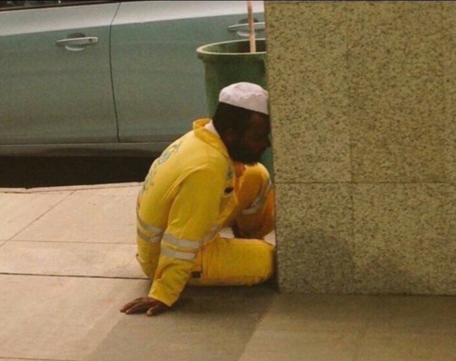 al7osainy1's tweet photo. إذا اجتمع الوهن.. والغربة.. والحنين للزوجة.. والشوق للأبناء.. وقلة ذات اليد.. اجتمع البلاء كله.

فلا تنسوهم من جبر الخاطر، والابتسامة، والصدقة، والكسوة، والإطعام.. واحتسب ذلك كله. قال ﷺ:
" هل تنصرون وترزقون إلا بضغفائكم".
#حبيت_اقول https://t.co/gF5yf0girN