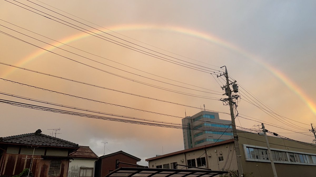 おはようございます。
昨日の長野市夕方雨上がりの虹🌈です東京とは違って空が広いので、端から端まで写真に入りました♪ #マイあさ