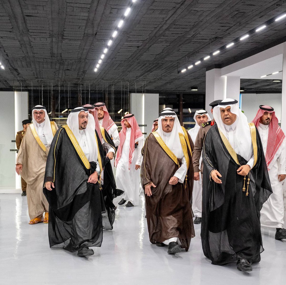 سمو أمير منطقة #القصيم يفتتح
مركز عبدالله العثيم للابتكار التنموي 
" العثيم فاب لاب ".
اطلع سموه على قاعات وأركان المركز، الذي
يحتوي على عدة تخصصات معرفية معنية
بالنمذجة الصناعية، وعلوم المستقبل والذكاء 
الاصطناعي، والقراءة وحاضنة الأعمال..