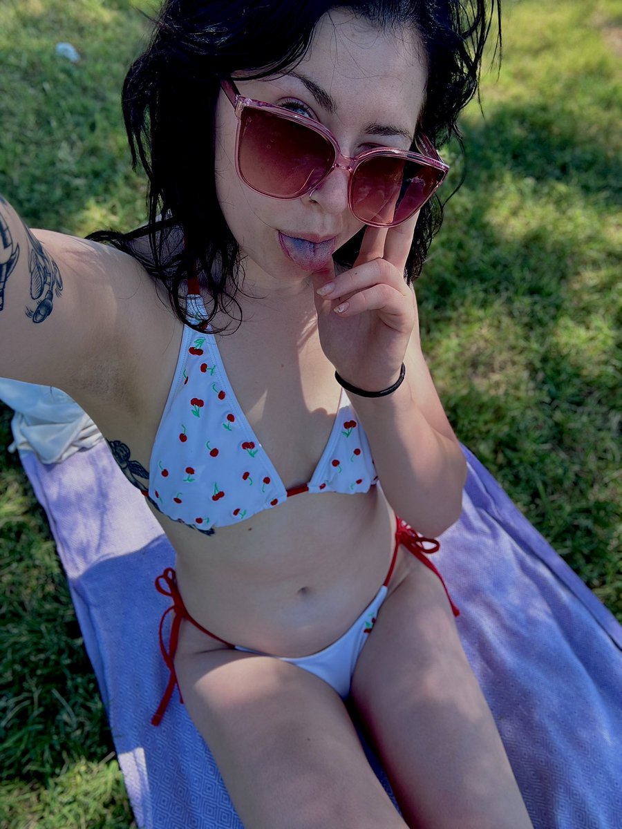 jaelalaray's tweet image. Guess who’s slightly less pale