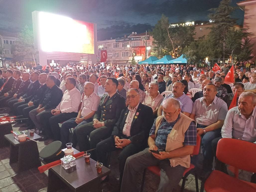 Hâin darbe girişiminin 9. yılında, Şehit Akif Kapaklı'nın kabrini ve Sungurlu Şehitliğimizi ziyaret ettik. 
Ardından Demokrasi ve Milli Birlik Yürüşümüzü gerçekleştirip Şehitlerimizi rahmetle andığımız  törenimizi icra ettik. 
Rabbim milletimizi ve devletimizi payidar eylesin.🇹🇷