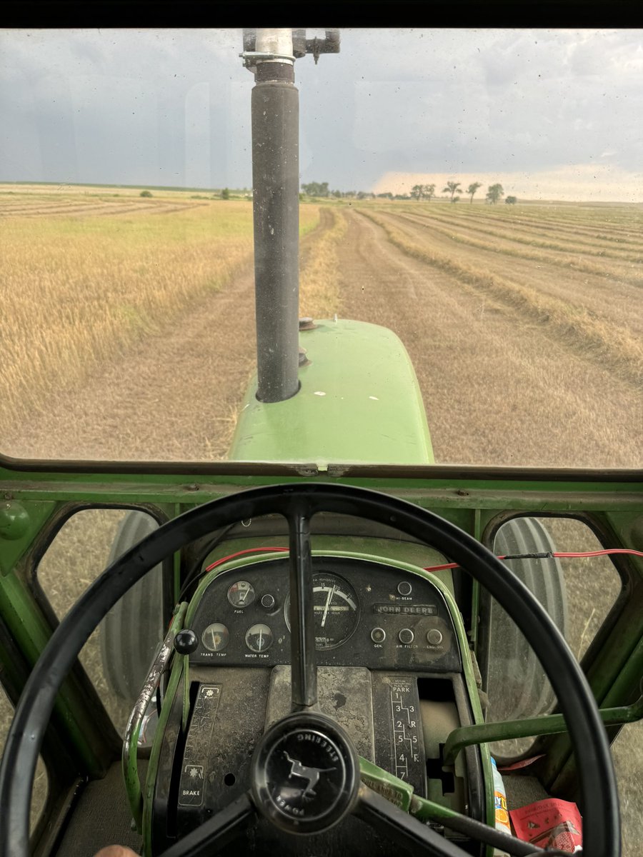 silagechopper's tweet image. Possibly a saloon cloud. Probably a hail storm and a lightning strike…