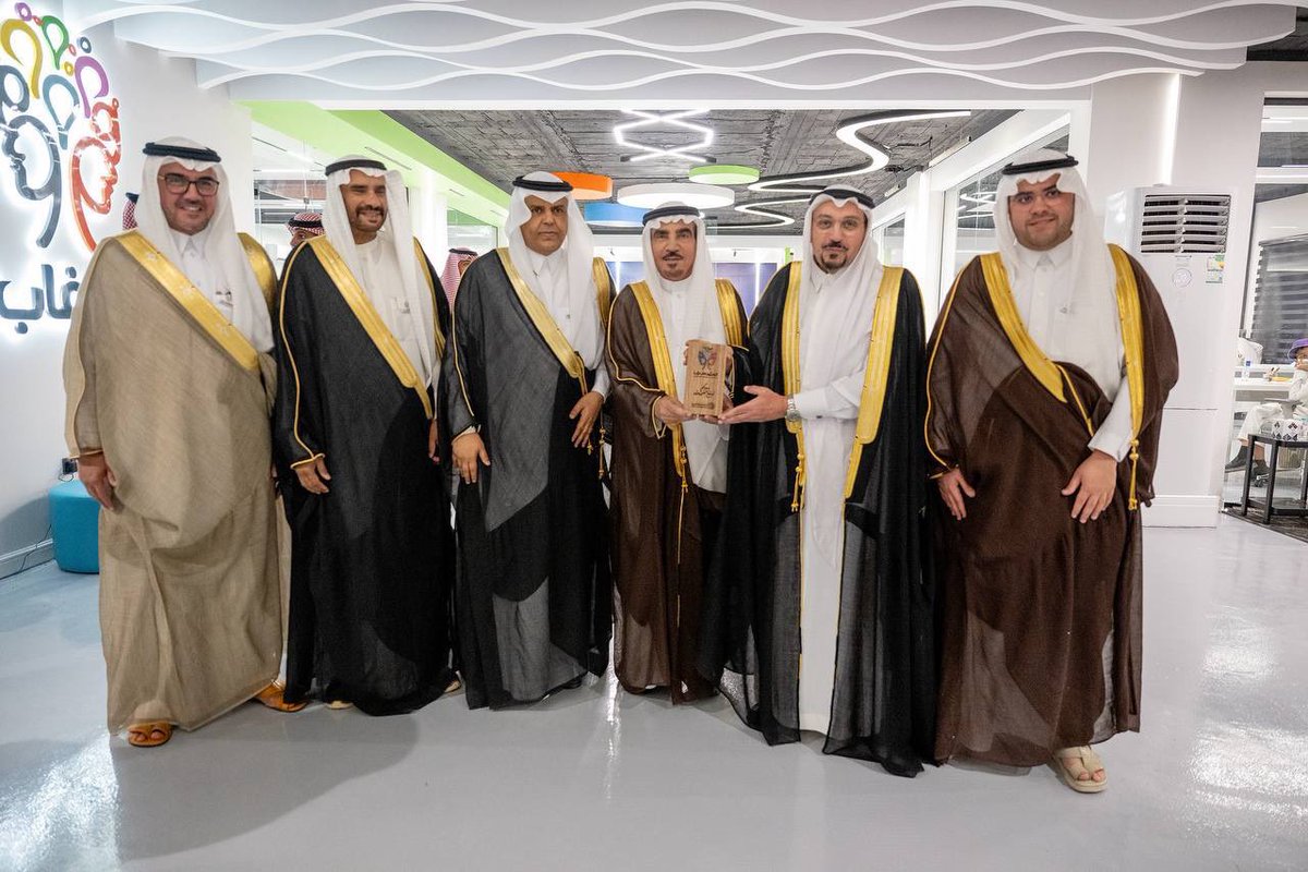 سمو أمير منطقة #القصيم الأمير الدكتور 
فيصل بن مشعل بن سعود بن عبدالعزيز :
أشكر وأشيد بالأخ الكريم الوجيه عبدالله العثيم
على بذله المستمر ودعمه المتواصل لقطاع
التعليم الذي يدفع بتسخير التقنية والإبتكار 
لخدمة مستهدفات التعليم الحديث وتطويرها .