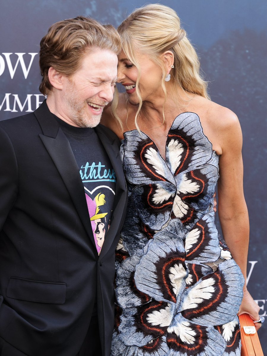 OscardelaRenta's tweet image. Sarah Michelle Gellar wears the #odlrprefall2025 three-dimensional butterfly thread work embroidered mini to the 'I Know What You Did Last Summer' global premiere. #odlrredcarpet
Styled by Tara Sweeney