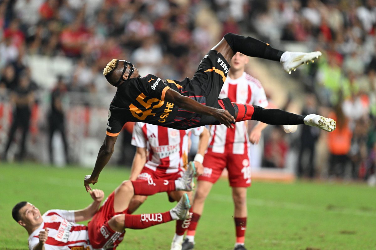 Daveobj20's tweet photo. 🚨 Galatasaray are set to submit a new offer to Napoli for Victor Osimhen tomorrow. 🔴🟡

The proposed deal includes €45–50M as an upfront payment, followed by an additional €25–30M in one or two installments over the next 12 months. 💼

🇳🇬 Osimhen remains fully committed to joining Galatasaray and is pushing for an immediate departure from Napoli.

#Galatasaray #Osimhen #Napoli #TransferNews