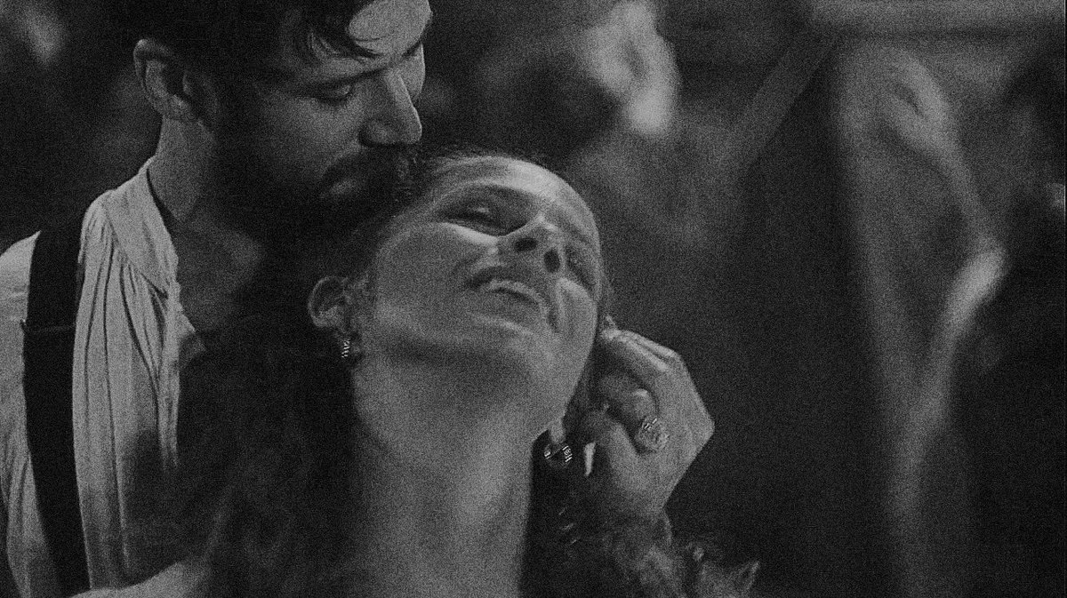 «Την βλέπω… κάθε βράδυ. Περιμένω να κλείσω τα μάτια μου για να την συναντήσω. Της λέω οτι… θέλω να κοιμάμαι συνέχεια. Εκείνη γελάει… και μου λέει να μην βιάζομαι». 

…🖤 #Magissa