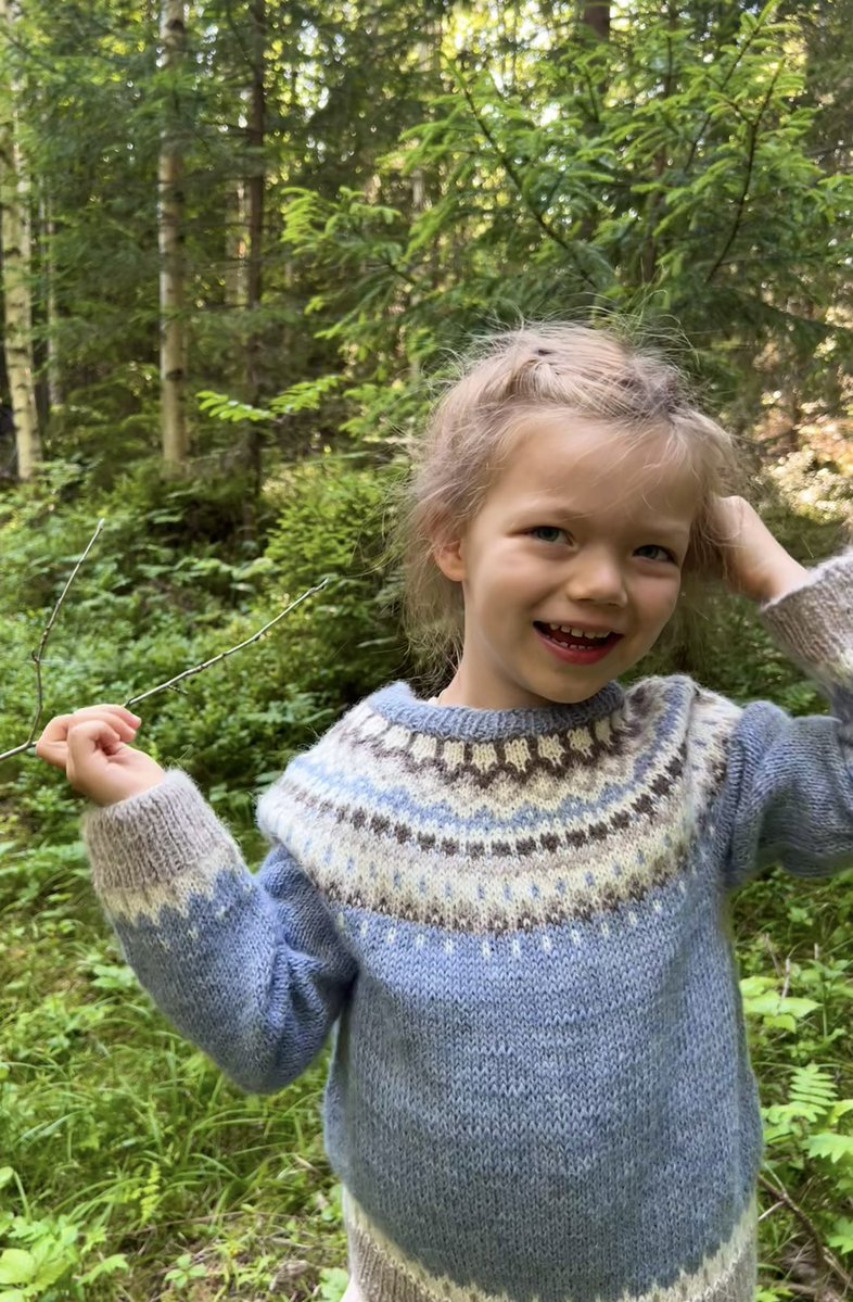 EvelinaHahne's tweet image. I knitted my very first creation: a sweater for my daughter. I made the pattern myself, making it a totally unique sweater.
Hopefully, she can pass it on to her future children💙