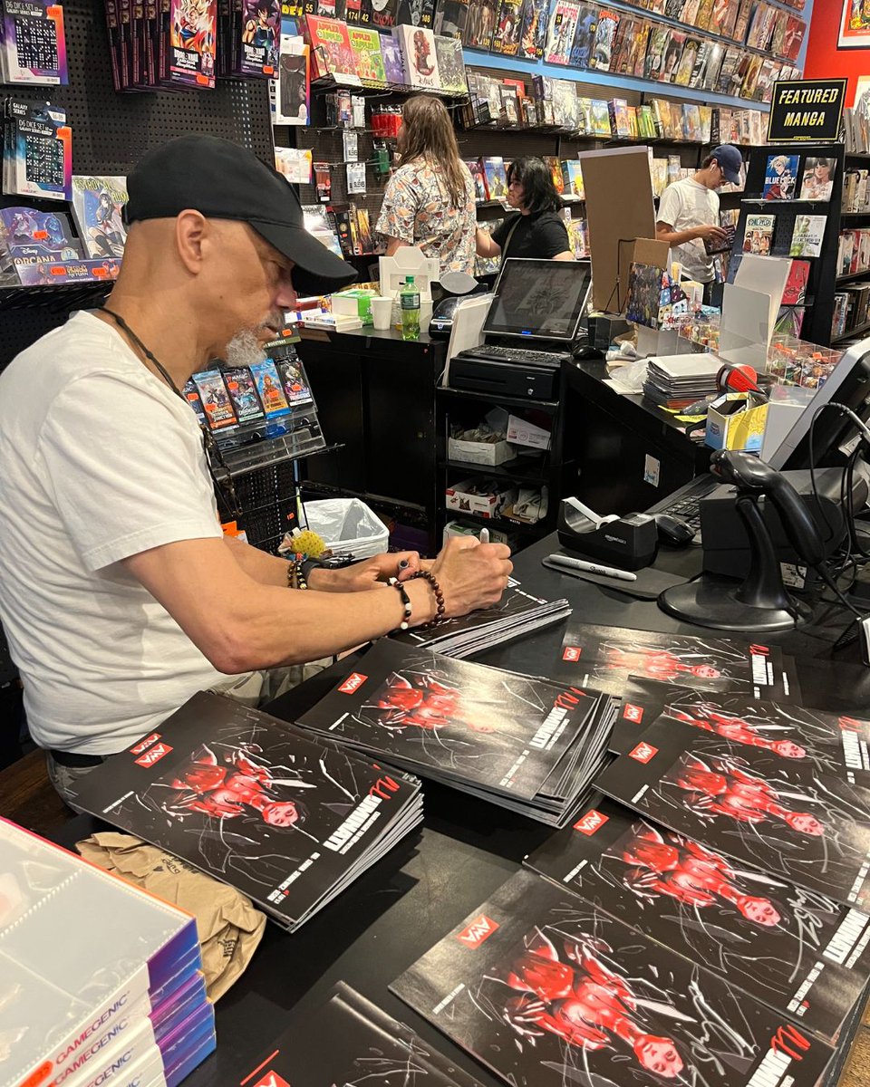 AWA_Studios's tweet image. Legendary artist @denyscowanart stopped by @forbiddenplanetnyc to sign copies of ILLuminati #1 🦉 The conspiracy is spreading — did you secure your copy yet?
Thanks to Jeff at Forbidden Planet for having us over! Pick up your signed copy from the legendary shop in NYC while they…