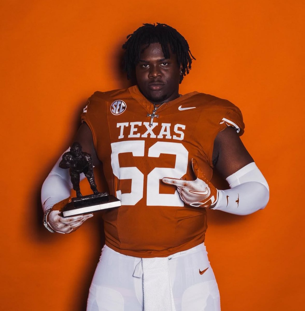 OneStopHorns's tweet image. The University of Texas’s ‘26 recruiting class includes:
• #1 QB | Dia Bell
• #1 DT | James “Kong” Johnson
• #1 LB | Tyler Atkinson
What can I tell you? Life is good.
* Friendly reminder folks, let’s not freak out about recruiting in June 😉
#HookEm #SarkERA