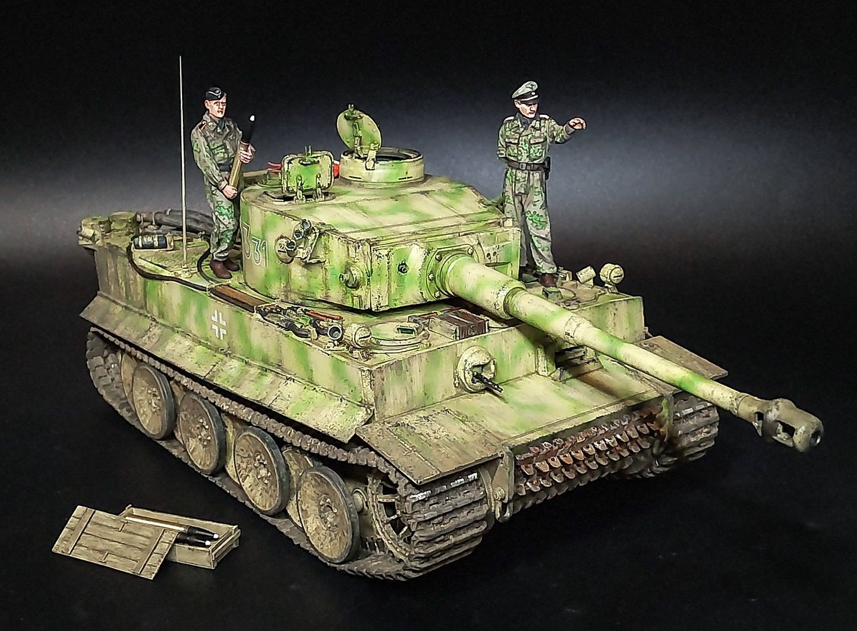 RanRanRan01110's tweet image. ティーガー初期型、完成🐯!
クルスク戦における戦車長ヴィットマンと相棒の砲手ヴォルの車輌1331号車とし、戦車エース伝説の始まりを演出した。キットはタコム、履帯はMC。二色迷彩は黄みを強めたミドルストーンにルマングリーンベースの明るめの迷彩を施し、夏場の日差しや広大な草原を想起。