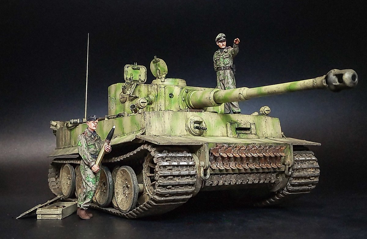 RanRanRan01110's tweet image. ティーガー初期型、完成🐯!
クルスク戦における戦車長ヴィットマンと相棒の砲手ヴォルの車輌1331号車とし、戦車エース伝説の始まりを演出した。キットはタコム、履帯はMC。二色迷彩は黄みを強めたミドルストーンにルマングリーンベースの明るめの迷彩を施し、夏場の日差しや広大な草原を想起。